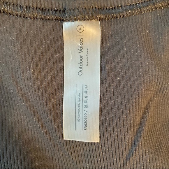 EUC Outdoor Voices SuperformRib Shortsleeve in Black, Size Medium - Picture 4 of 4